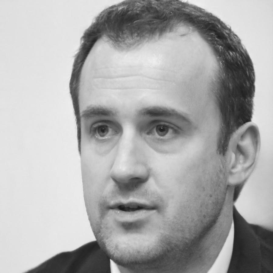 Consultant expert analysant les données financières d'entreprise