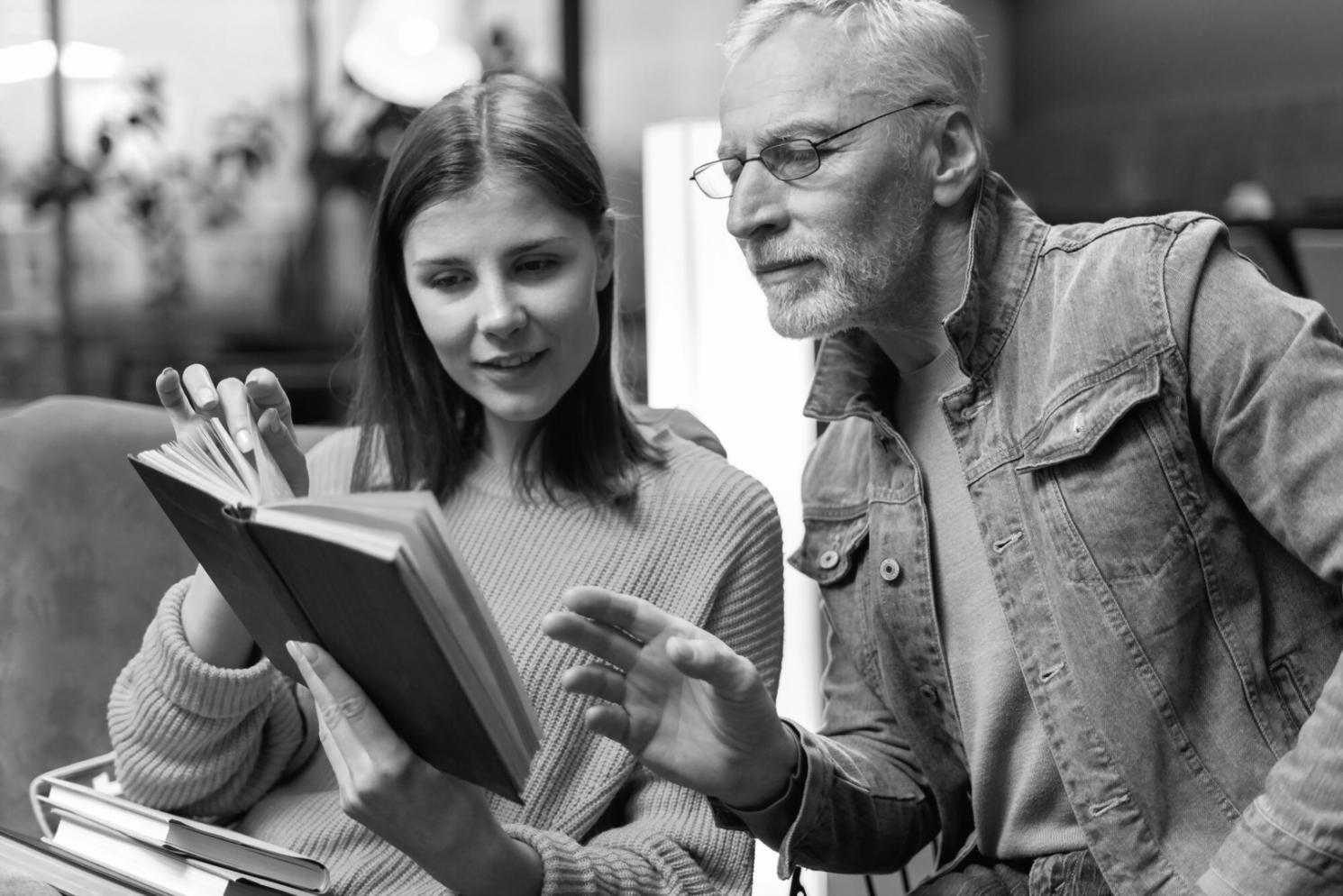 Équipe wexarariva analysant des documents financiers